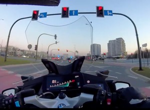 Pościg trwał prawie dziewięć minut. Na koniec policjant musiał zeskoczyć z motocykla