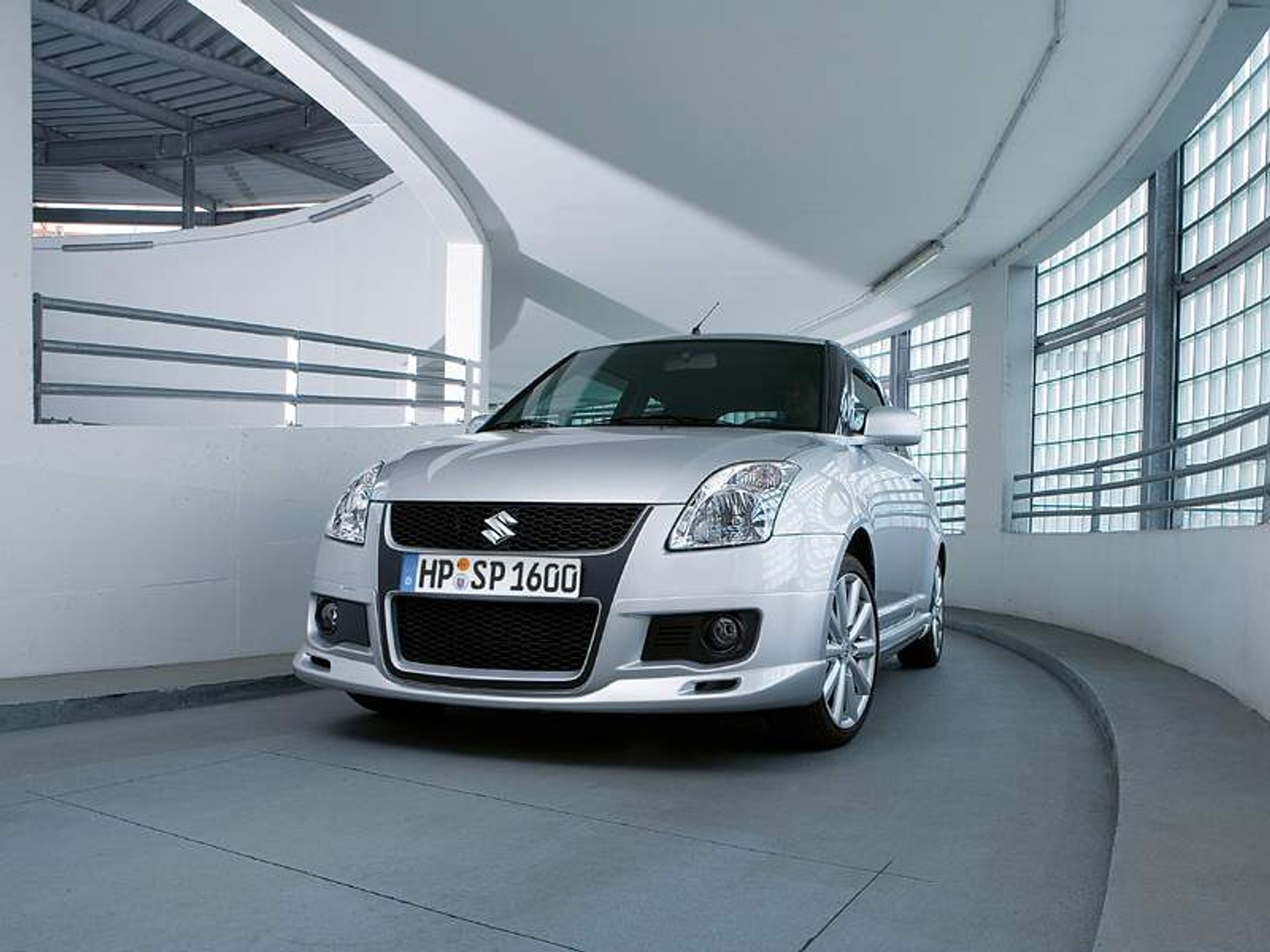 Paryż na żywo: dwa razy sportowe Suzuki