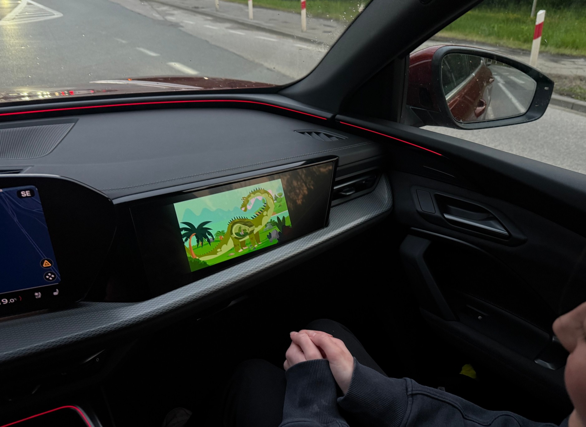 Pasażer może w czasie jazdy oglądać film. Z perspektywy kierowcy obraz jest widoczny jedynie na postoju