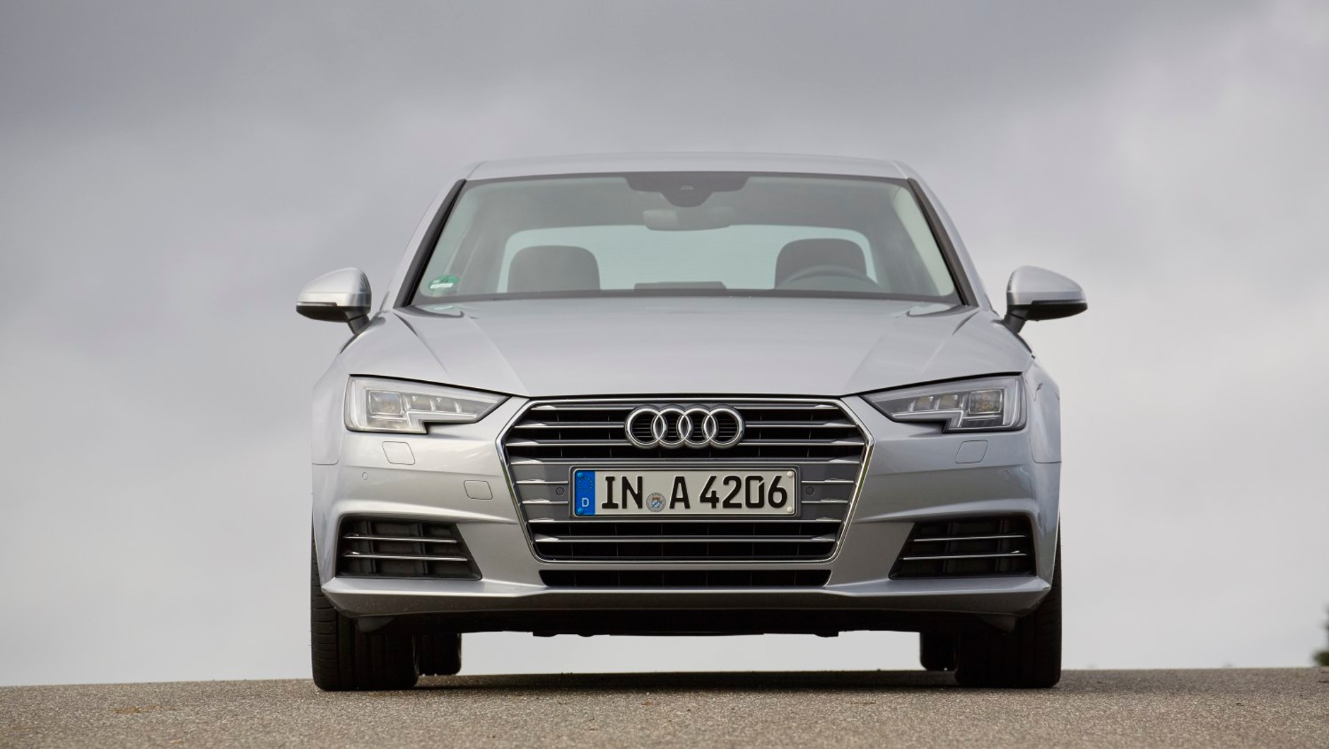 Benzynowe sedany - Audi A4, BMW 318i, Mercedes C 180 i VW Passat - dane techniczne, wymiary, spalanie