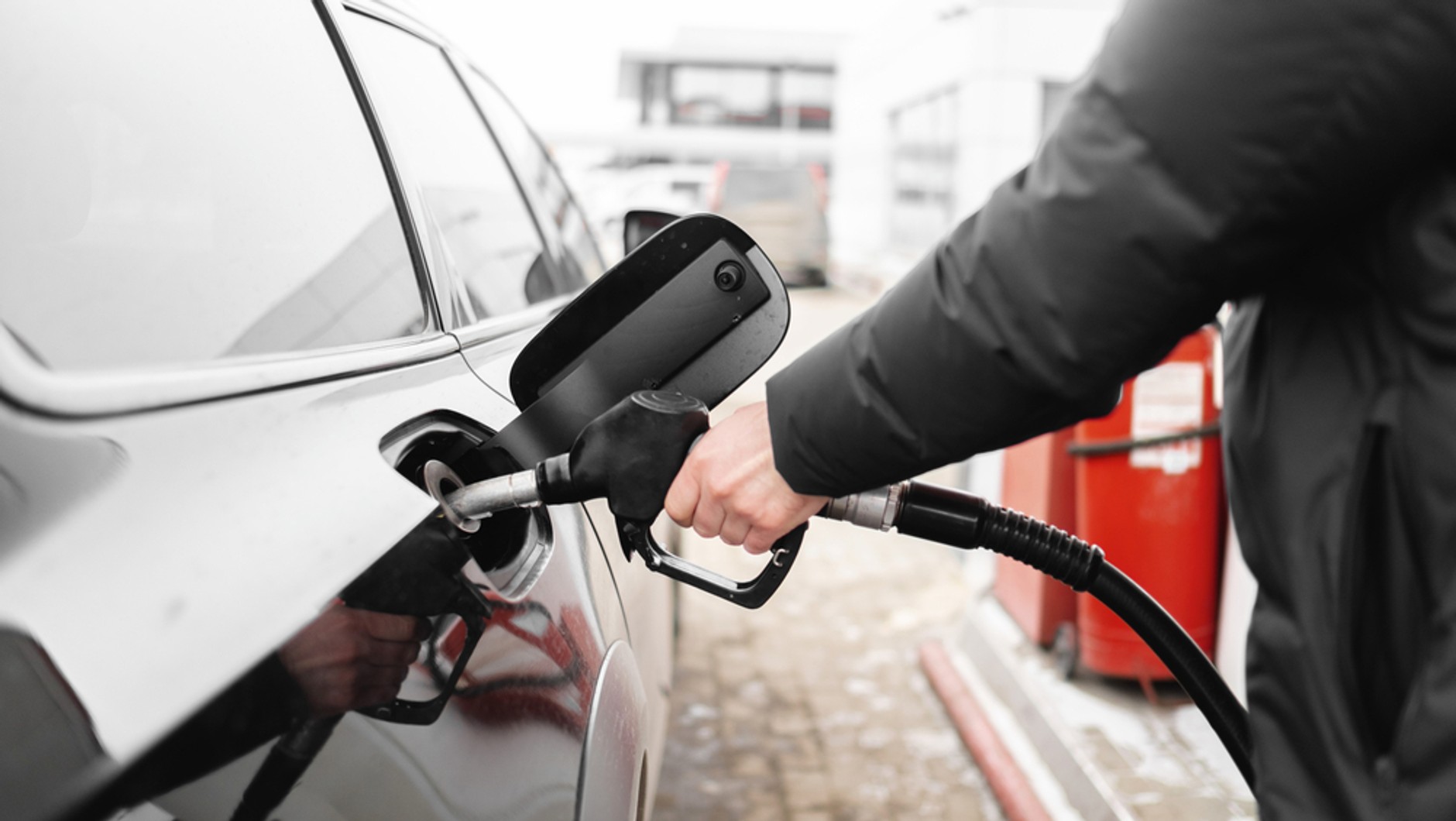 Zimą tankowanie jest bardziej niebezpieczne właśnie przez elektryczność statyczną, którą łatwo wywołać. Co ważne, na zapłon z iskry bardziej narażeni są tankujący benzynę