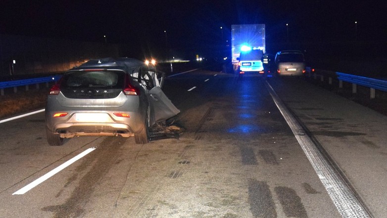 Uderzył w naczepę ciężarówki na S8 i uciekła