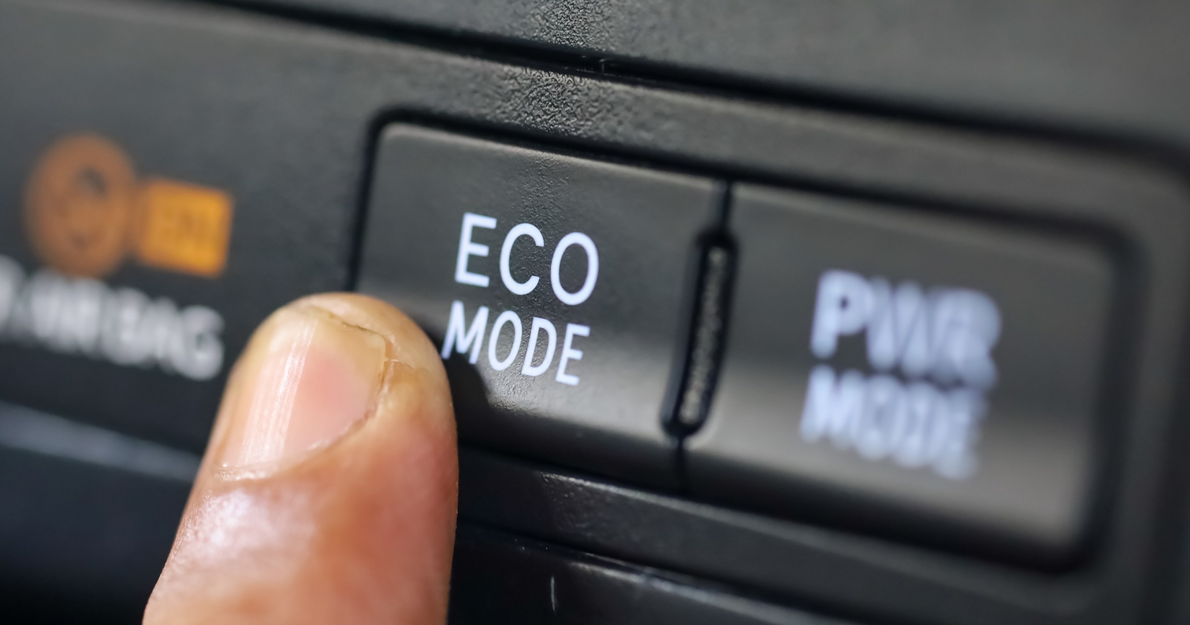 W samochodach znajdują się przyciski eco lub econ, zmieniające tryb jazdy