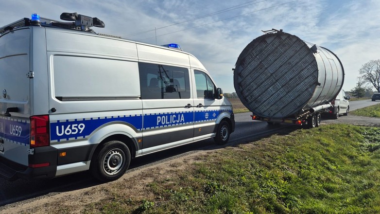 Kierowca citroena wiózł silos