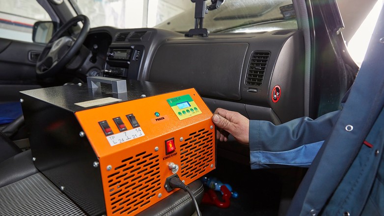 Żeby zadbać nie tylko o stan techniczny klimatyzacji, ale i o zdrowie pasażerów, warto przy okazji okresowego przeglądu układu pamiętać również o jego odgrzybieniu i dezynfekcji.