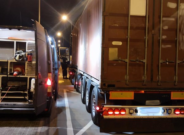 Inspektorzy ITD zatrzymali kierowcę-cyborga. Test rozwiał wszelkie wątpliwości