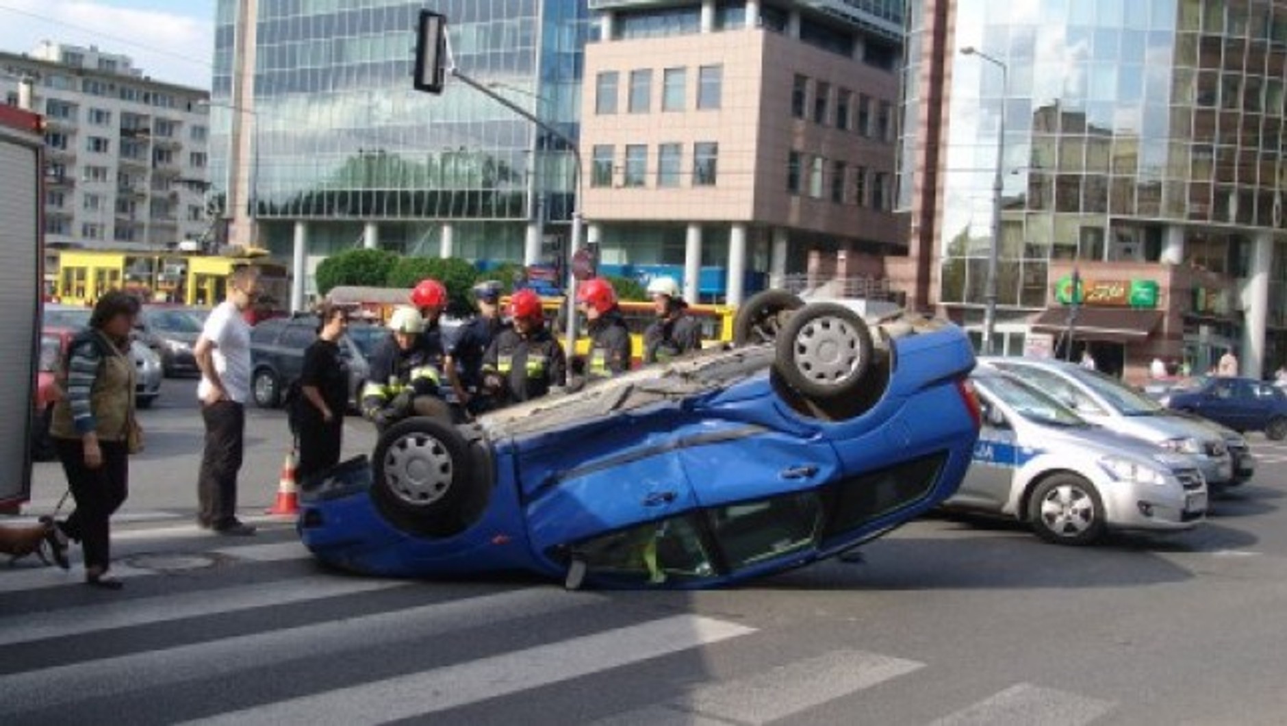 Wypadek - dachowanie zdarza się częściej niż uderzenie w drzewo