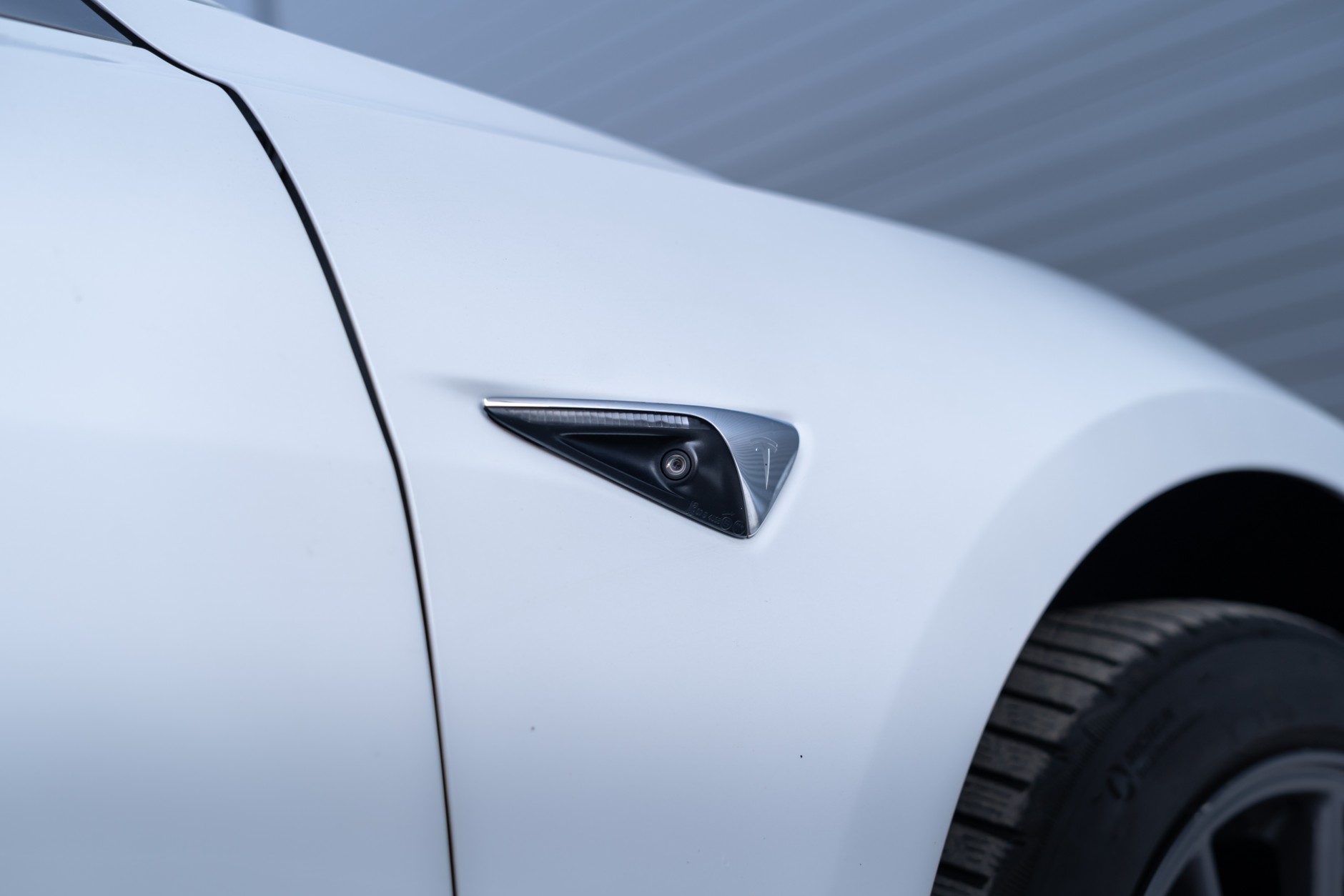 Kamera w błotniku Tesli