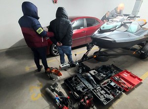 Ukradł z garażu przyczepkę ze skuterem wodnym, po czym... zabezpieczył ją przed kradzieżą