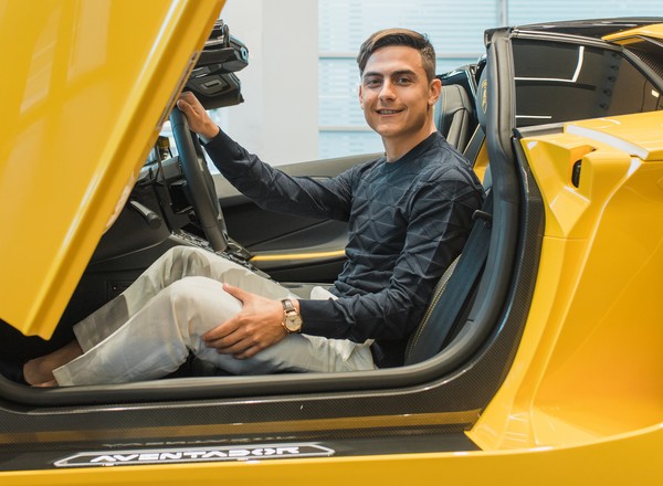 Kolega z drużyny Wojciecha Szczęsnego sprawił sobie Lamborghini