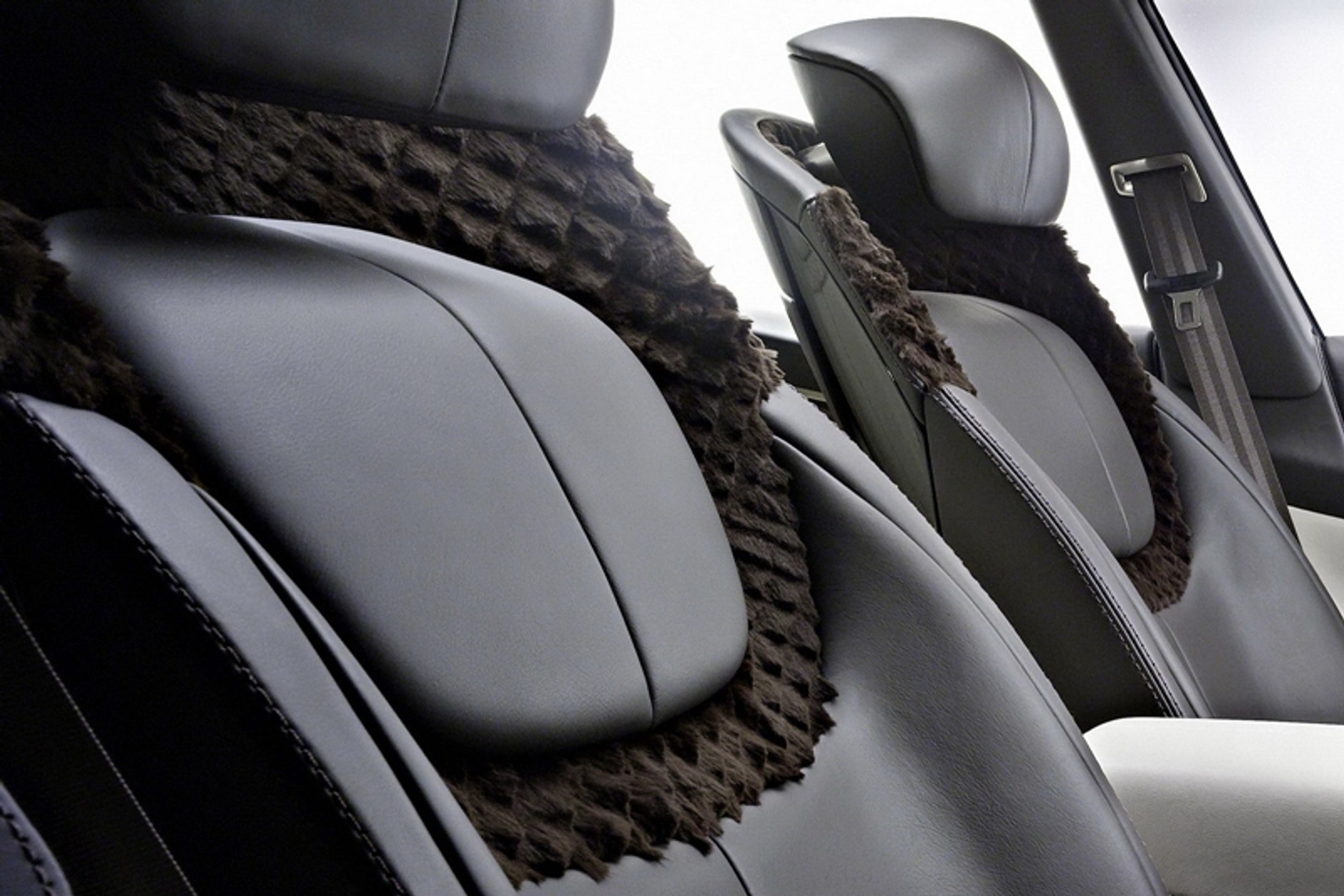 Aston Martin Lagonda – zaprojektowały go babcie