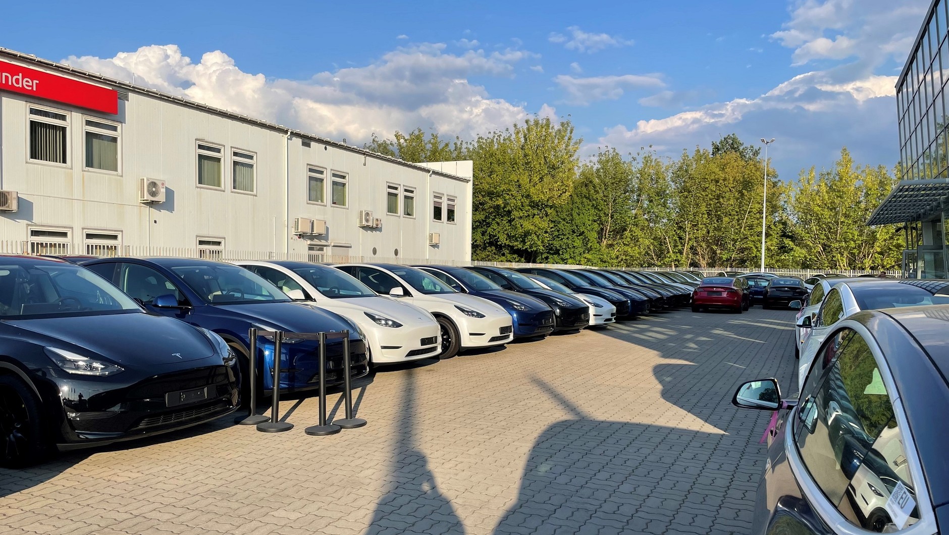 Auta na placu Tesli ustawiane są rzędami i ledwo się mieszczą