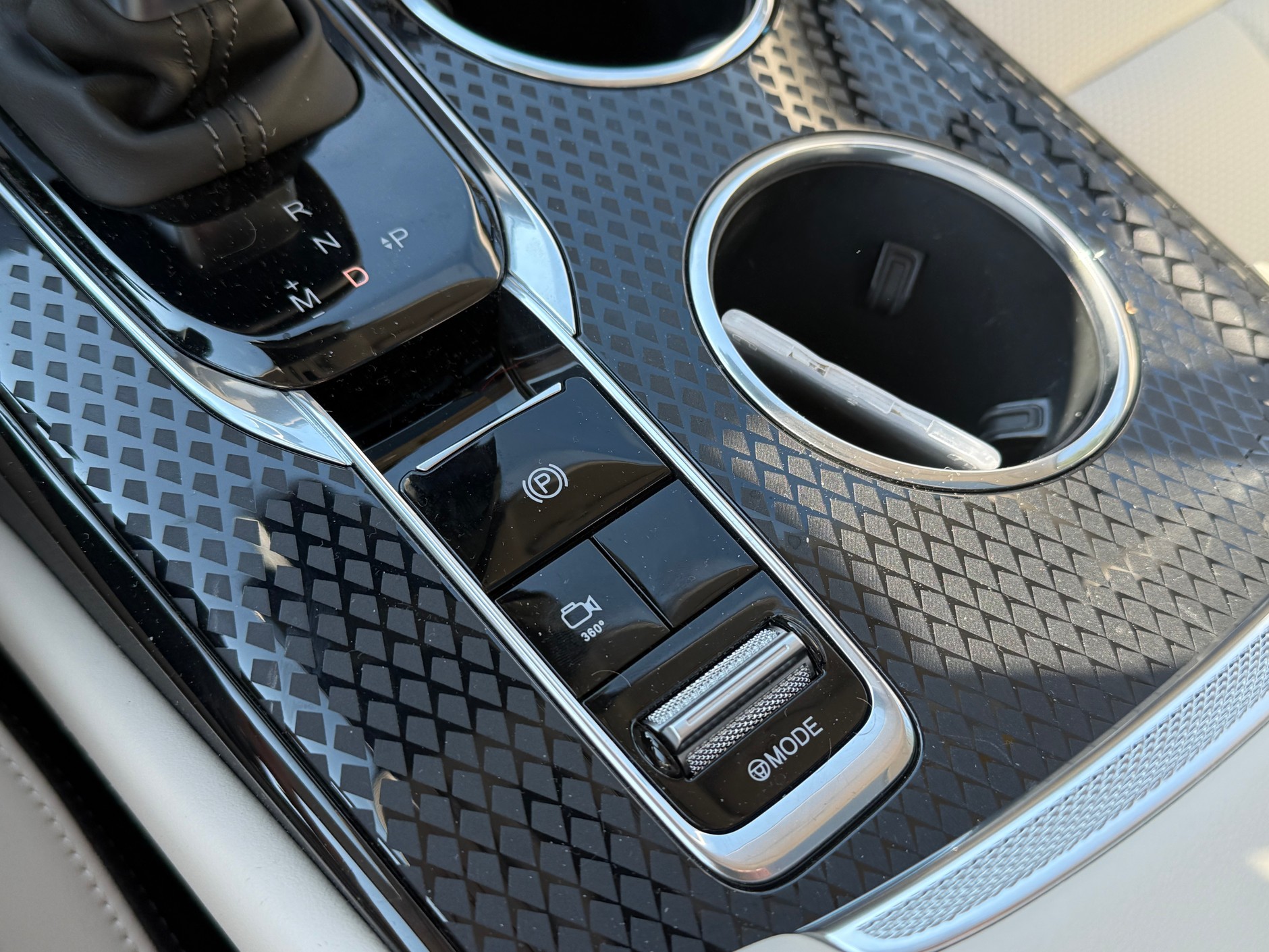 Hongqi HS3 – jest trochę mechanicznych przycisków w kokpicie – to się chwali