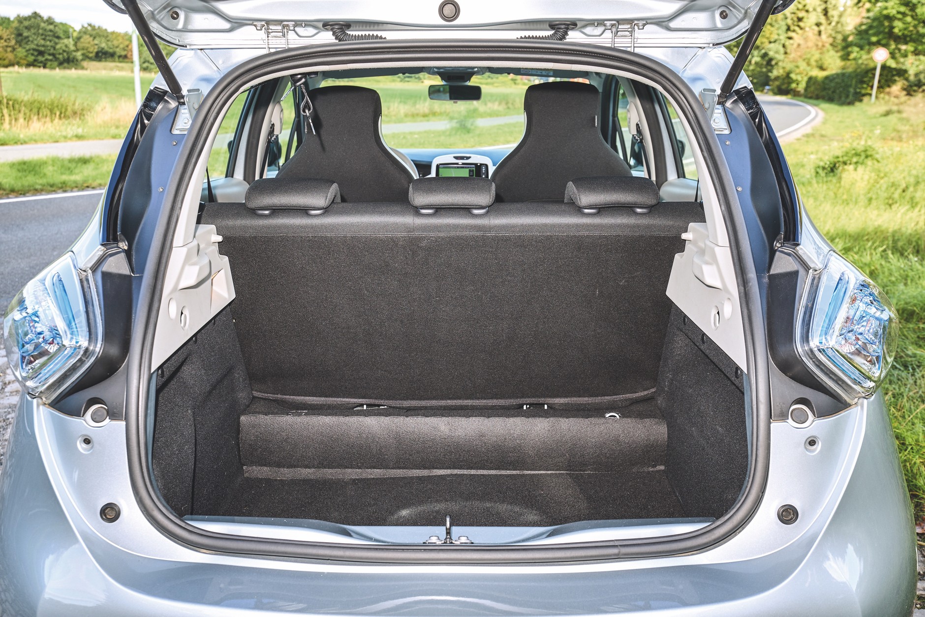 Renault Zoe ma zadziwiająco głęboki bagażnik