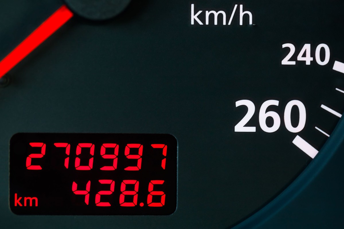 Raport: cofanie licznika o ponad 100 tys. km to norma. 16 modeli z najczęściej wykrytym "skręconym" przebiegiem