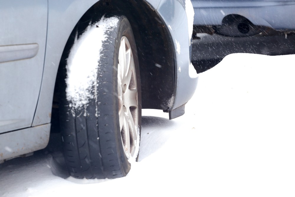Wyjazd z zaspy, w szczególności na letnich oponach może być bardzo trudny. Nie polecamy jeździć na takich oponach zimą, szczególnie takim stanie, jak na zdjęciu