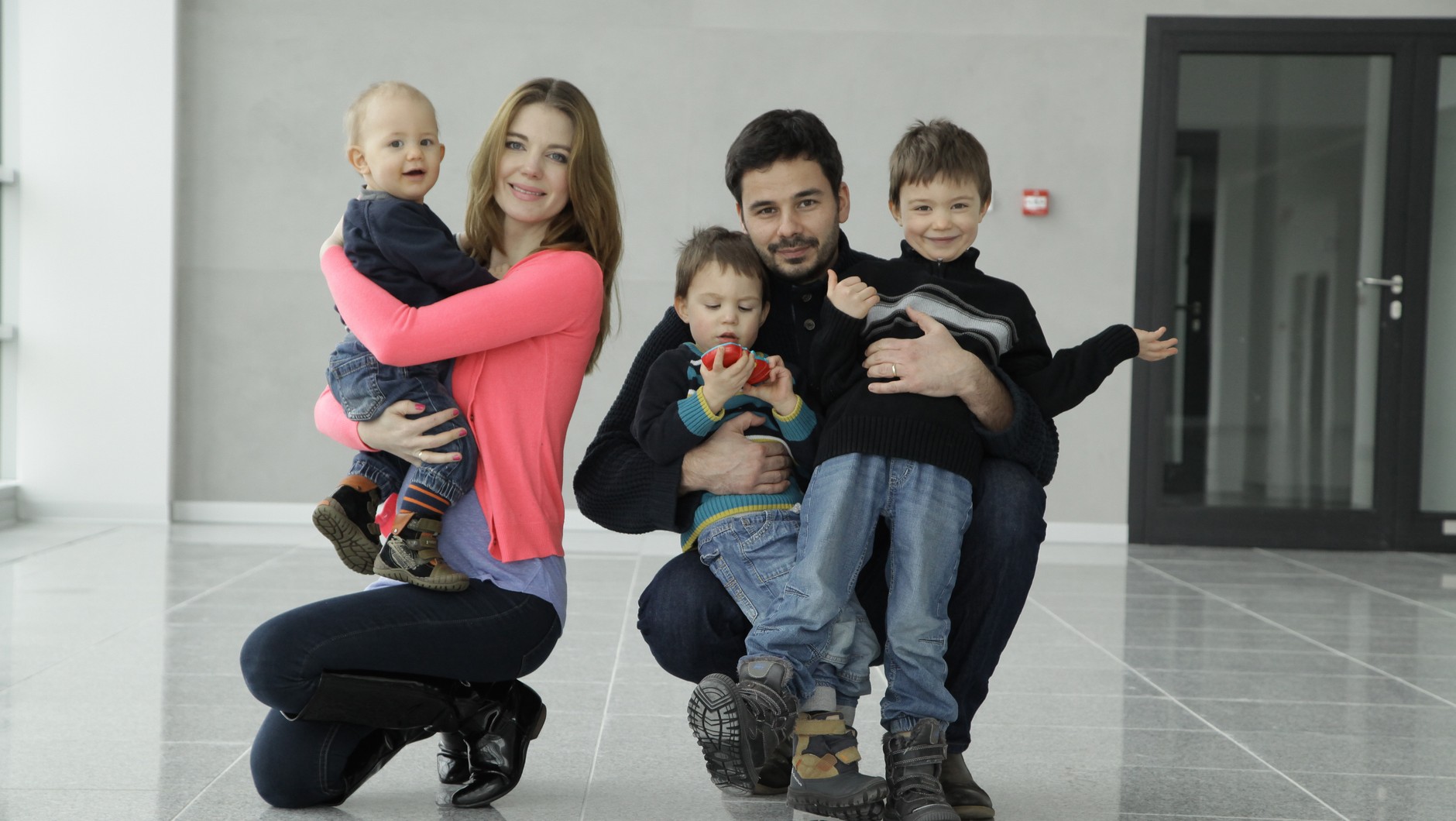 Marcin i Karina z rodziną, jeżdżą Fordem S-Maxem