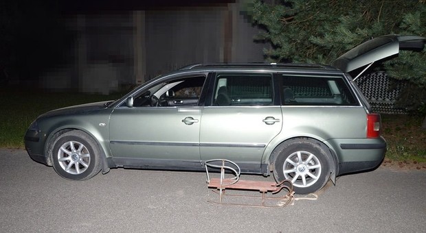 Policjanci nie mogli uwierzyć, gdy zobaczyli sanki doczepione do Passata