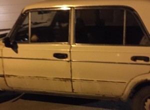 Policjant zauważył starą Ładę na poboczu. Pomógł uchodźcom