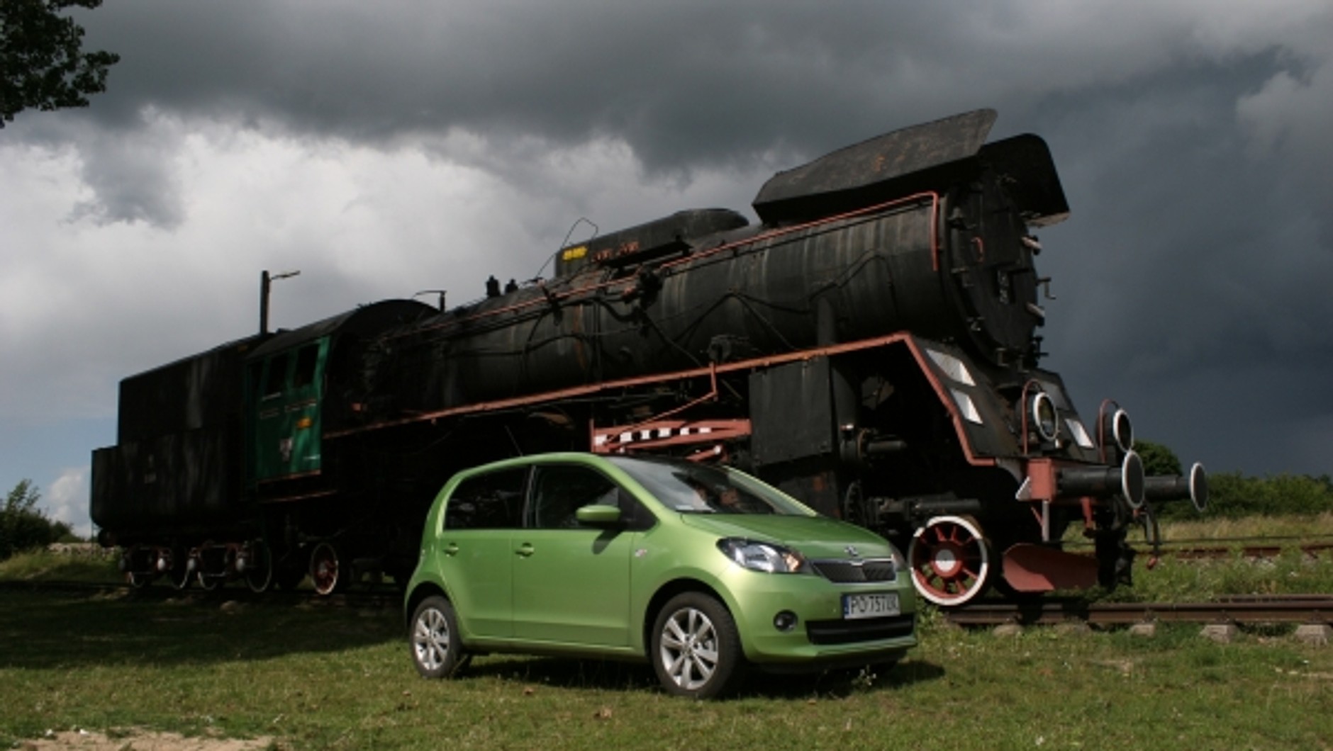 Skoda Citigo obok parowozu OL-49 z 1952 r.