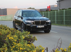 Luksus dla wybranych urzędników NBP – prawie 5,5 mln złotych na nowe auta