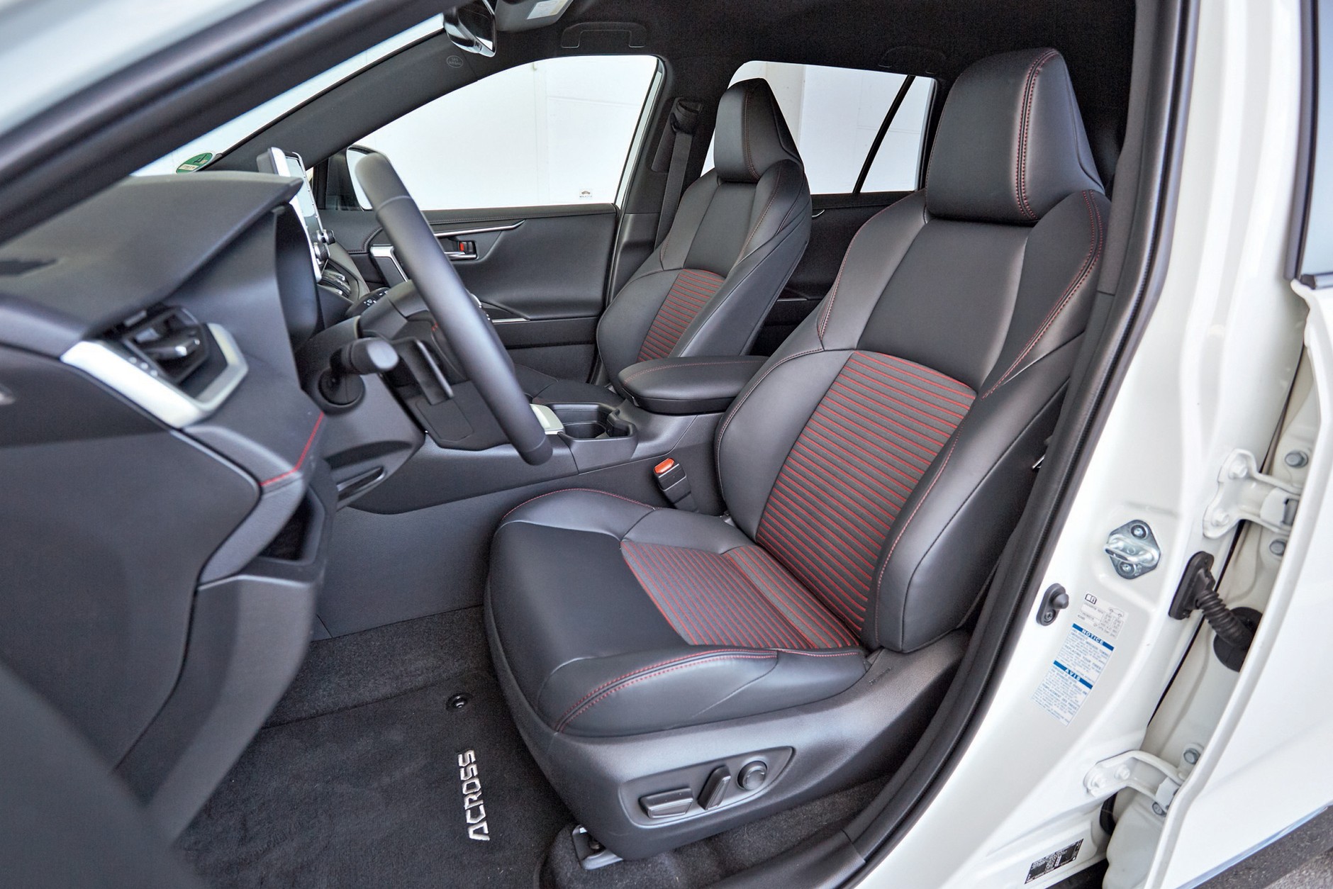 Suzuki Across 2.5 Plug-In Hybrid - fotel kierowcy