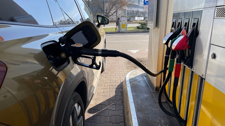 Tankowanie diesla na stacji paliw