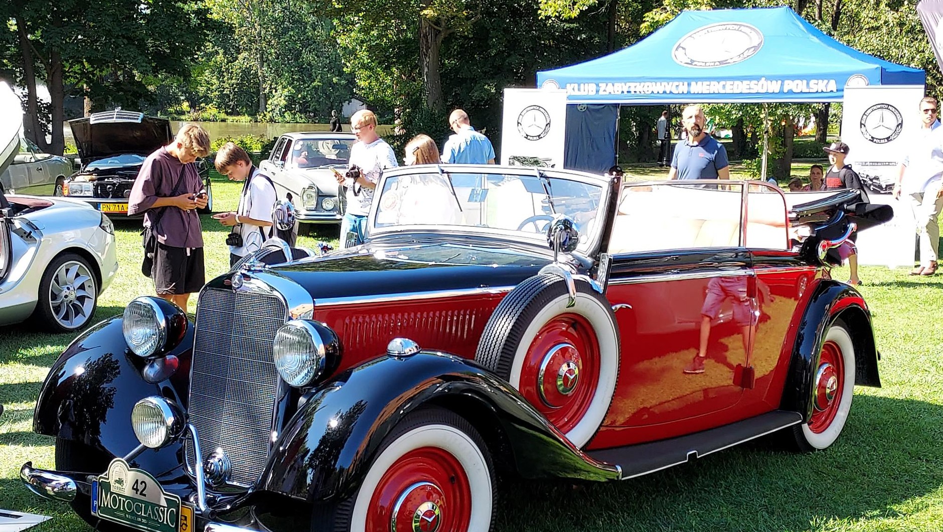 Klasyczne pojazdy na zamku Topacz 2024. Mercedes 230 z lat 30.