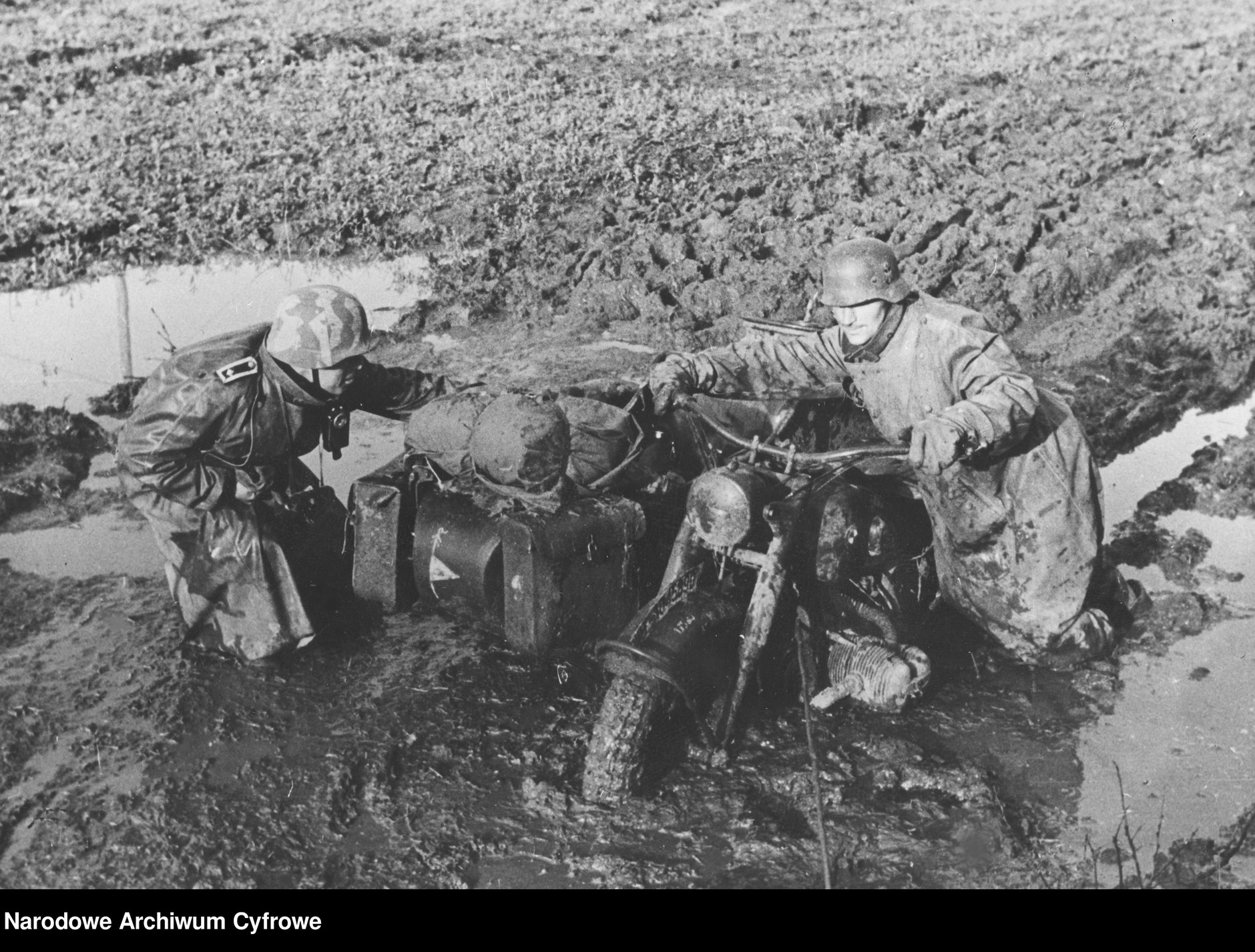 Motocykliści niemieccy na maszynach BMW