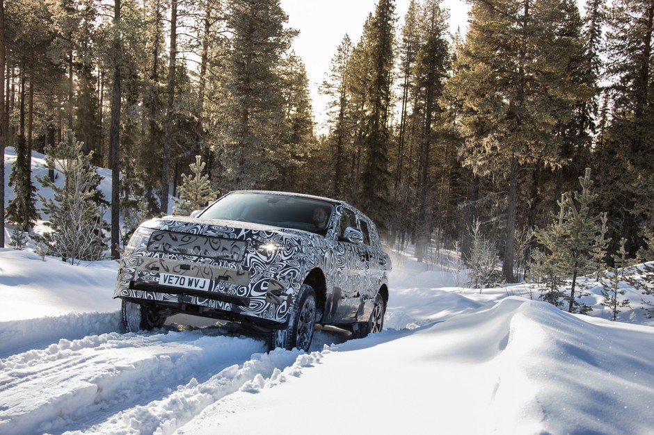Range Rover Sport przeszedł także testy w niskich temperaturach. Układ elektryczny auta musi przetrwać taką próbę celująco, aby auto trafiło do seryjnej produkcji.
