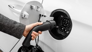 Kiedy ceny elektryków zrównają się z cenami aut spalinowych?