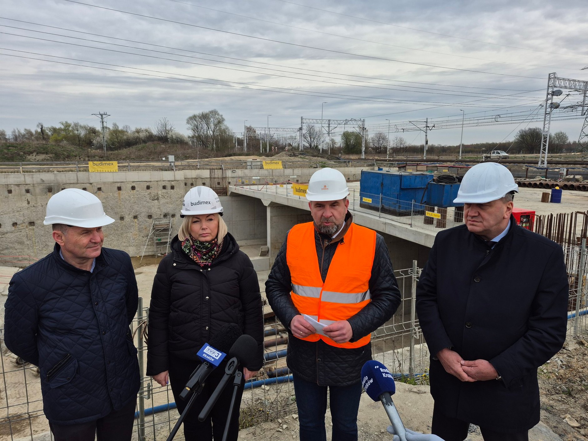 Konferencja prasowa z okazji rozpoczęcia przecisku pod nasypem kolejowym podczas budowy Obwodnicy Oświęcimia