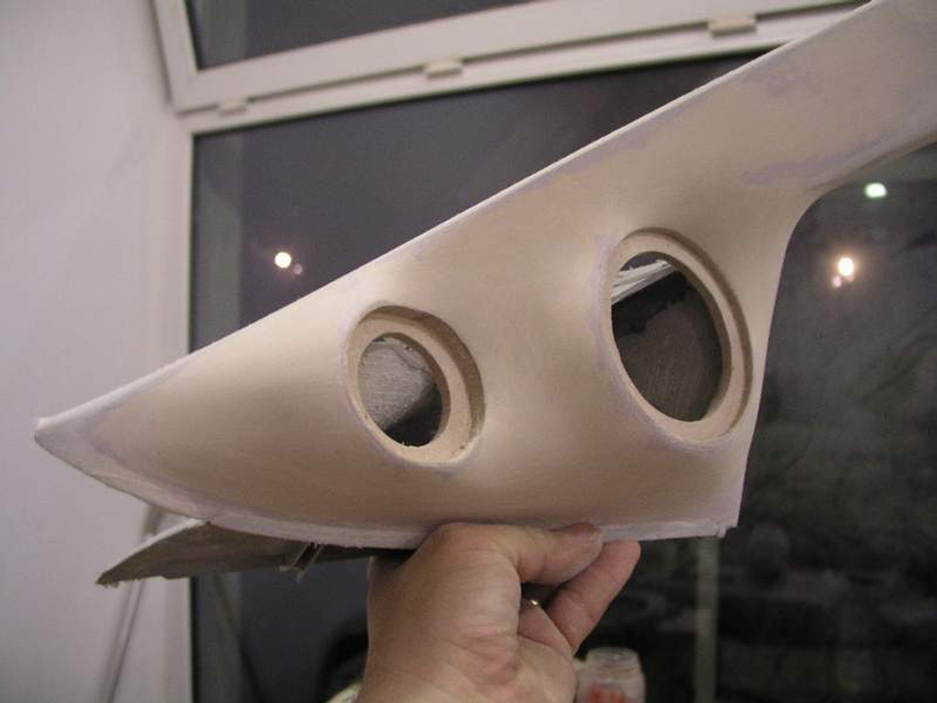 Gotowy i wygładzony słupek z mocowaniem dla głośników.