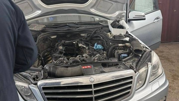 Celnicy znaleźli milion dolarów ukryty w Mercedesie. Jak do tego doszli? [Nagranie]