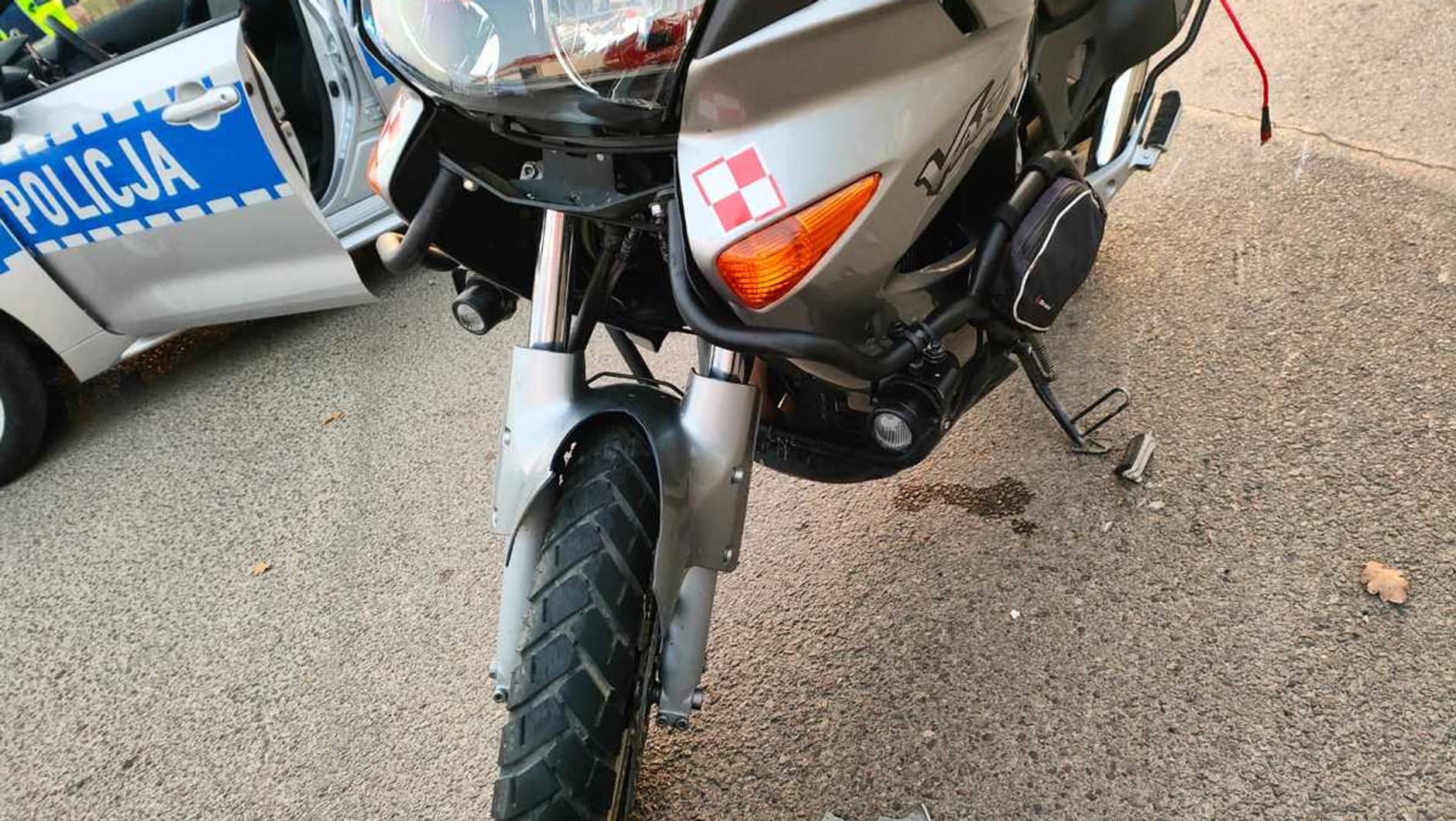 Wypadek na skutek wymuszenia pierwszeństwa przez motocyklistę w Wilczej Woli