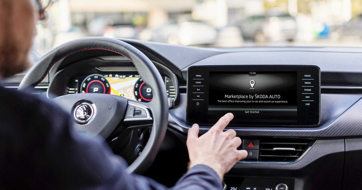 Skoda z usługą reklam w samochodzie w ramach geofencingu, czyli doboru oferty na podstawie lokalizacji