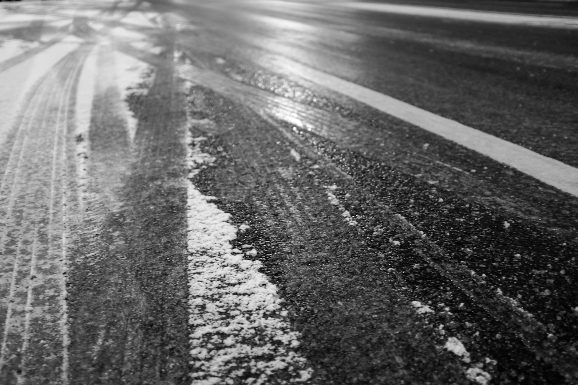 Gołoledź jest prawie niewidoczna gołym okiem. Trzeba się skupić, by ją zauważyć