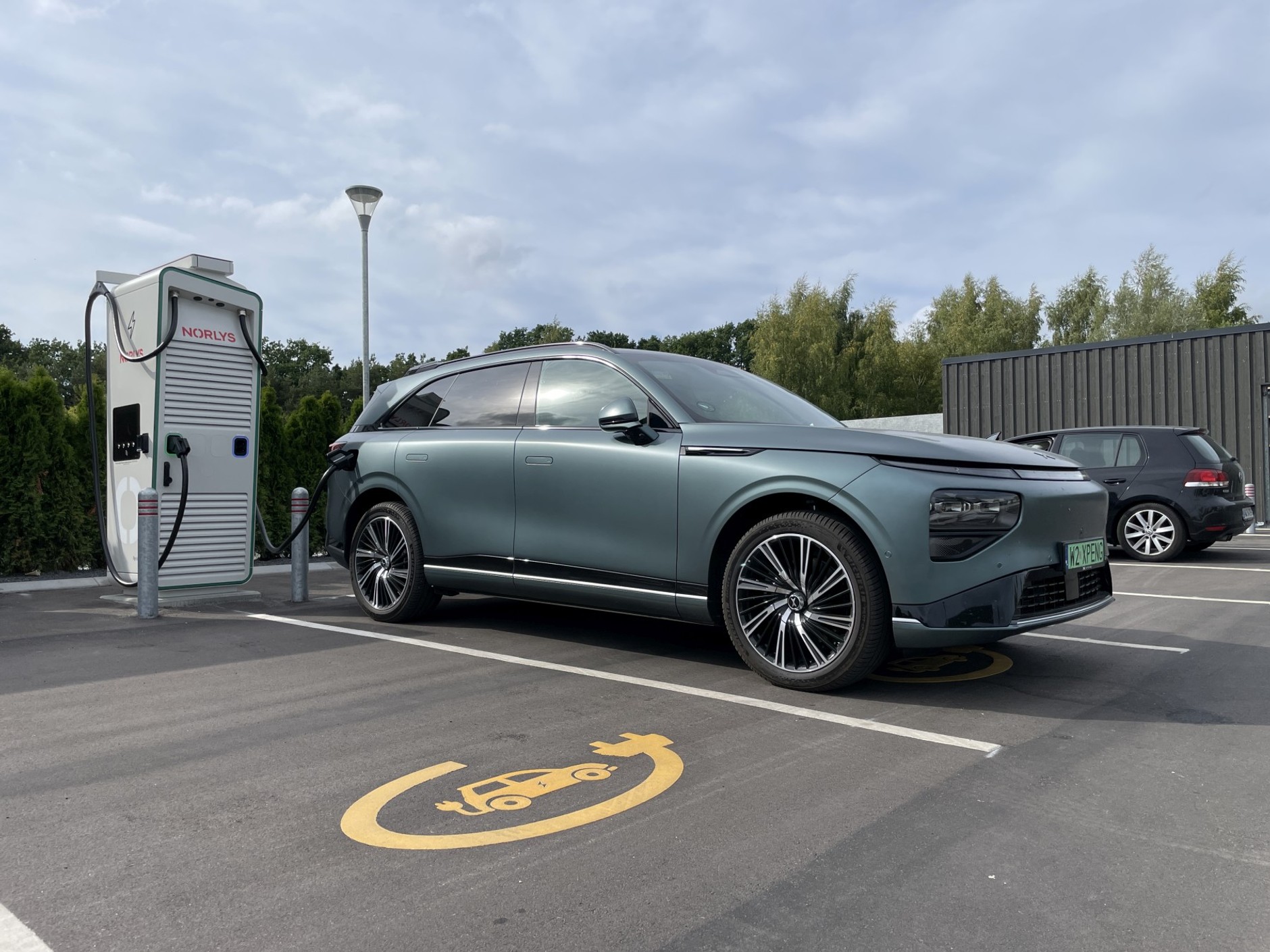 Xpeng G9 AWD Performance zawsze czerpał prąd z mocą bliską maksimum danej ładowarki
