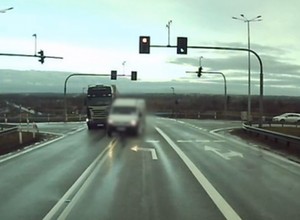 Wyprzedzał na skrzyżowaniu, omal nie uderzył w wóz strażaków [Nagranie]