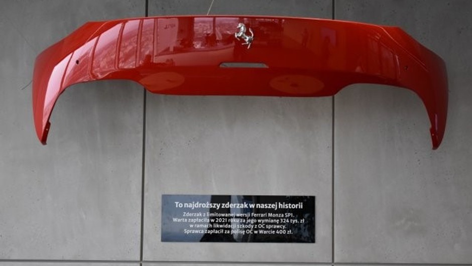 Uszkodzony zderzak z Ferrari Monza SP1. Warta zapłaciła za szkodę 324 tys. zł
