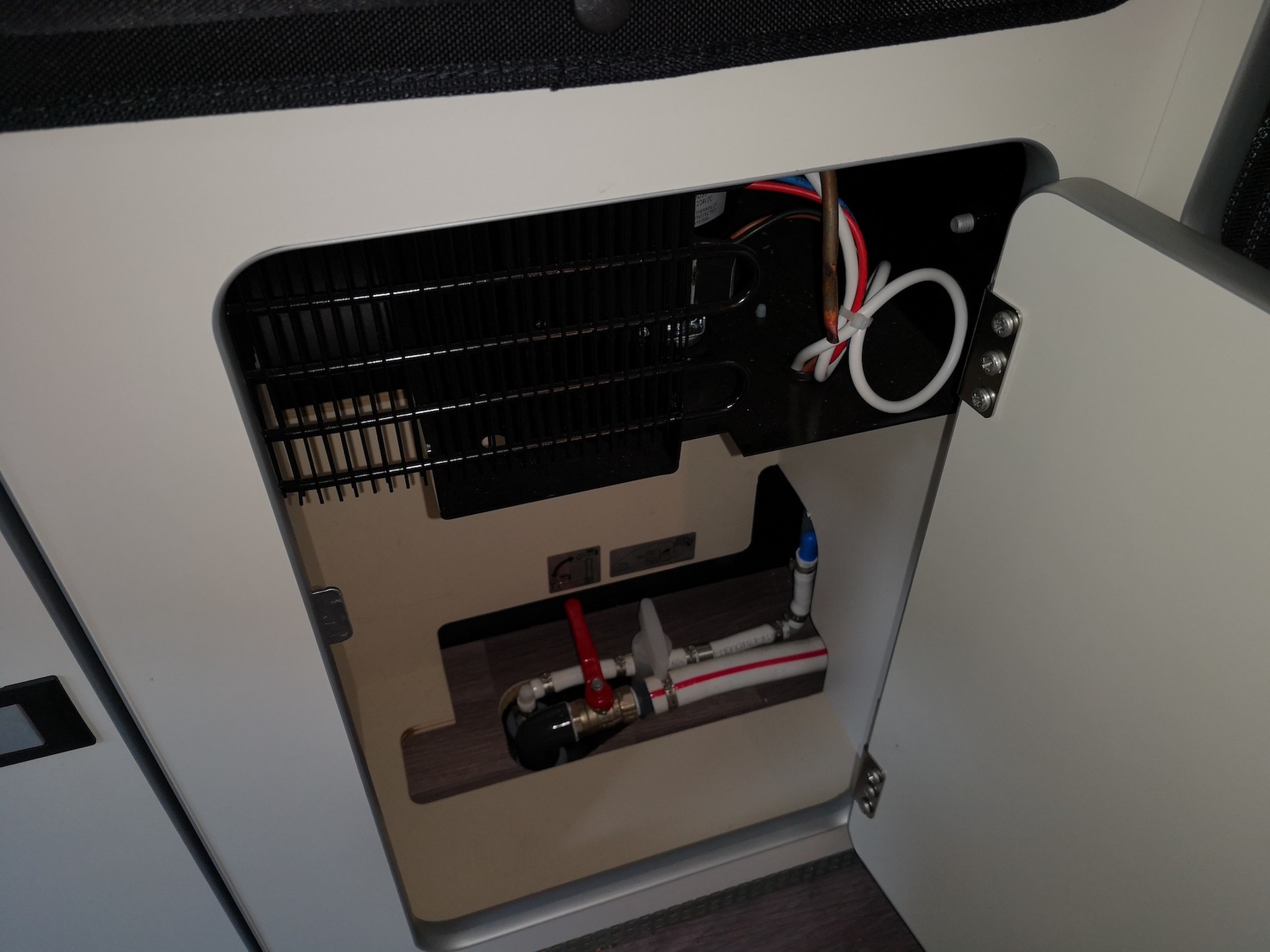 Ford Transit Custom Nugget Plus: szafka „techniczna” kryje m.in zawory wodne