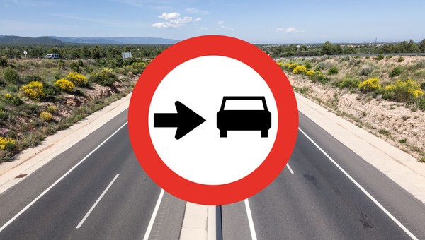 Znak nakazujący jazdę prawą stroną drogi