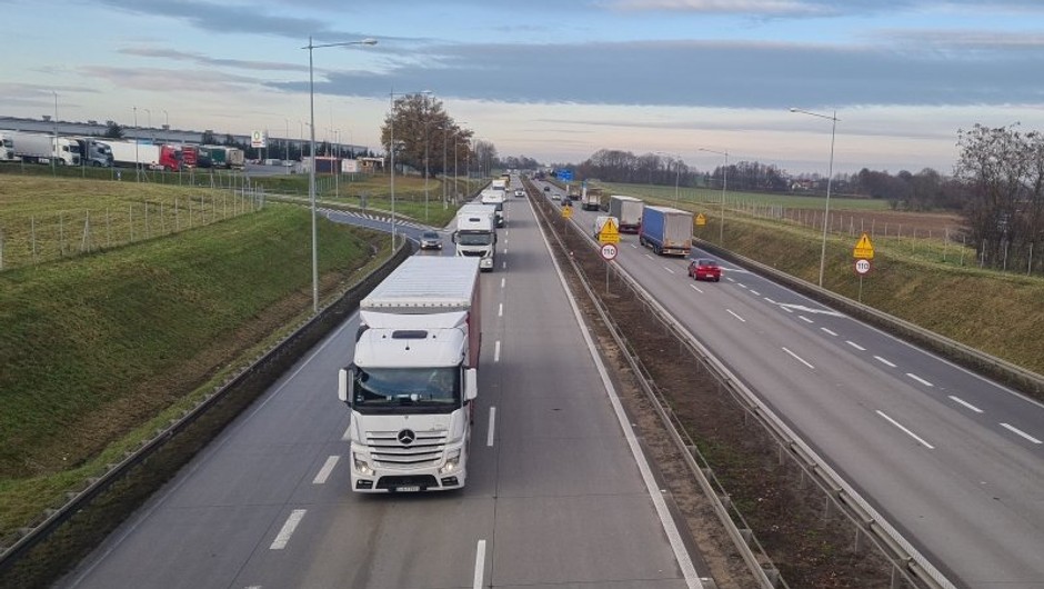 Ciężarówki na drodze