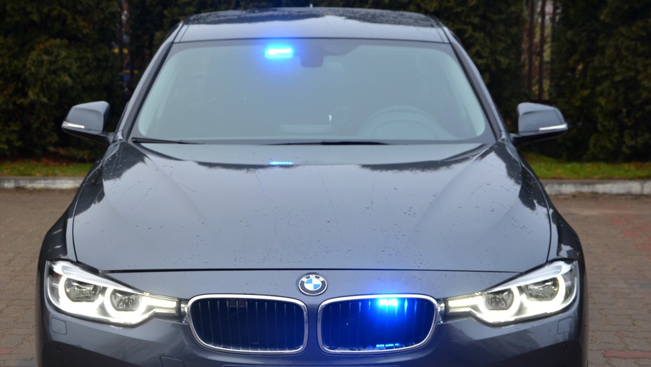 Nieoznakowany radiowóz policji
