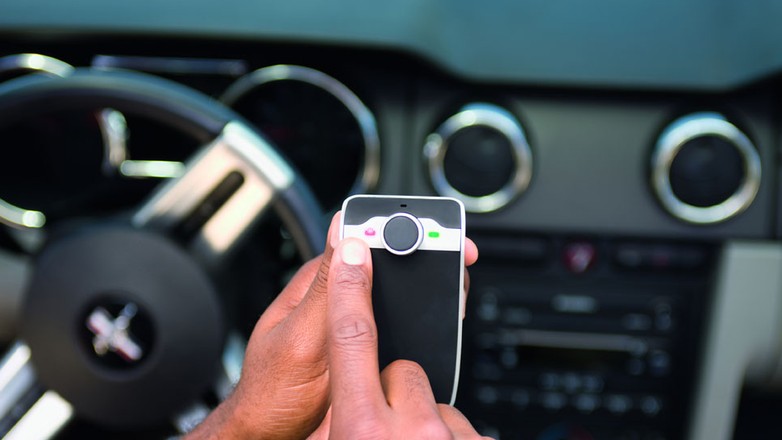 Zestawy głośnomówiące. Zobacz jak bezpieczne korzystać z telefonu w samochodzie