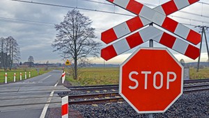 Absurd drogowy. Likwidują znaki STOP na przejazdach. Według PKP są niepotrzebne