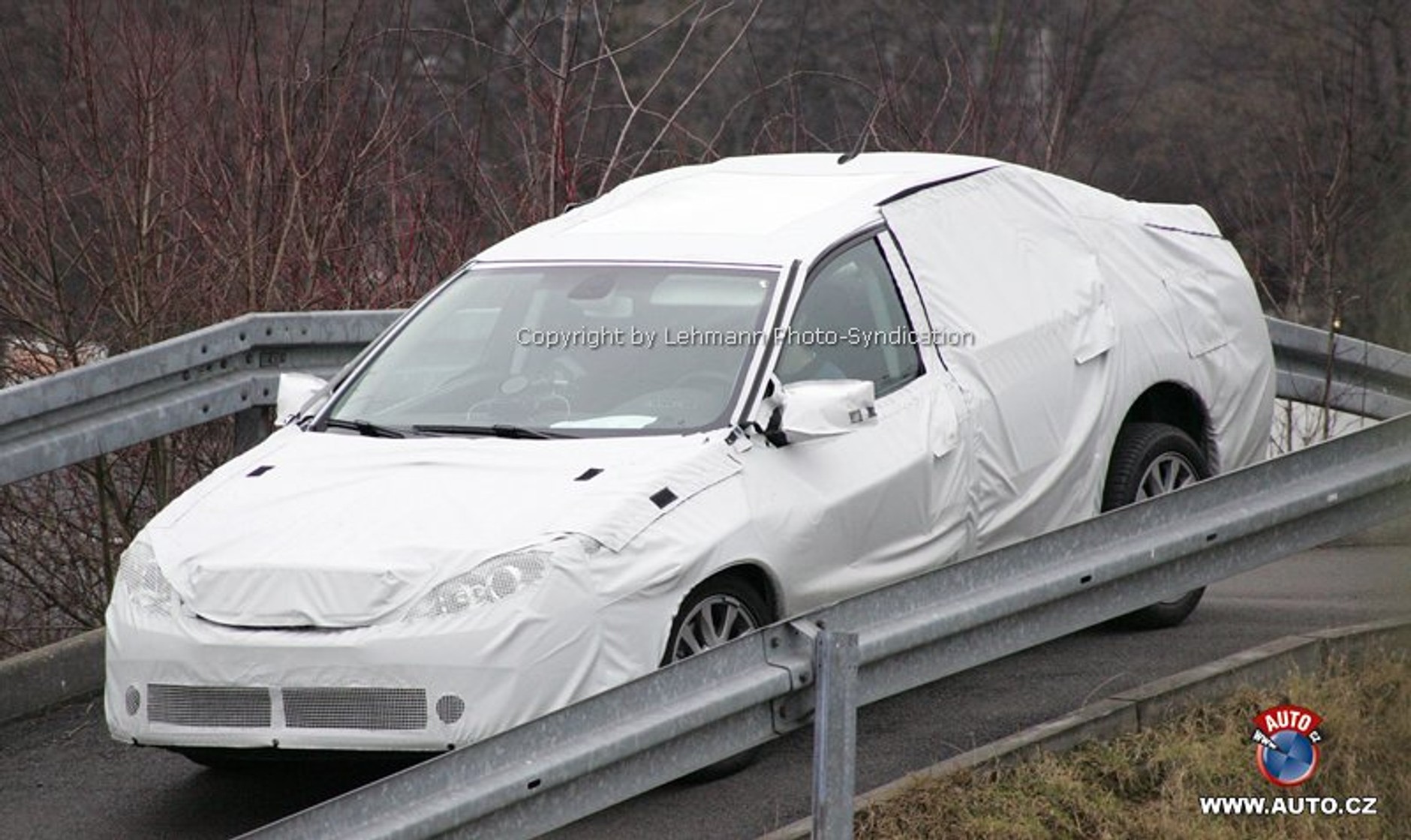 Zdjęcia szpiegowskie: Renault Laguna Sedan (nowe zdjęcia)
