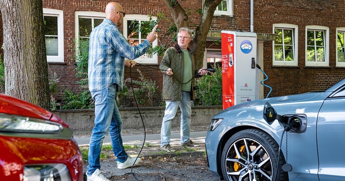  Odholowali auto elektryczne spod ładowarki. Służby miejskie twierdzą, że miały do tego prawo