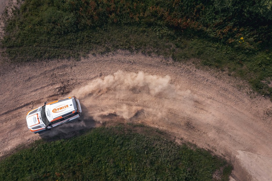Rajdowy Land Rover Defender 90 od Bowlera