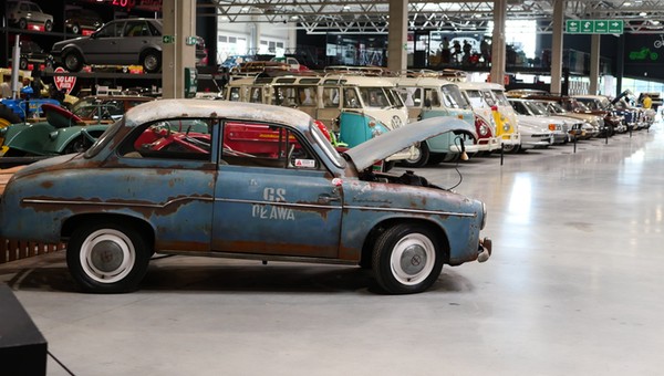 Uratowane Muzeum Motoryzacji Wena w Oławie. Wywieziono kilkaset pojazdów